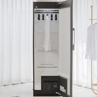 En época de cambio de armario es cuando más se agradece un electrodoméstico como el AirDresse de Samsung. Así funciona