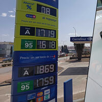 El Gobierno ya debate si prorroga o no la ayuda a los combustibles. Si no lo hace pagaremos 15 euros más por llenar el depósito 