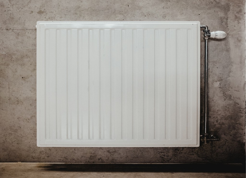 Combinar calefacción eléctrica con caldera de gas y estufas de pellets o leña: así puedes hacerlo para ahorrar a final de mes