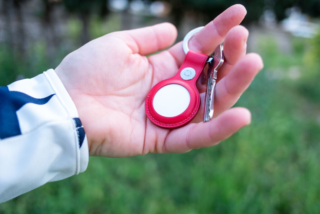 Llaveros de piel y otros accesorios para que los AirTag de tu pareja den un giro radical