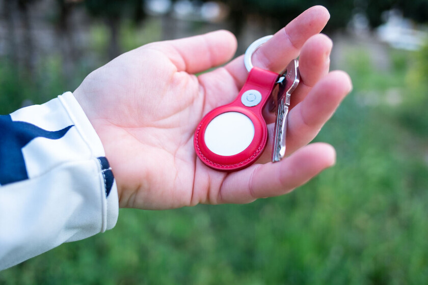 Llaveros de piel y otros accesorios para que los AirTag de tu pareja den un giro radical