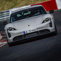 Porsche gana a Tesla y vuelve a tener el coche eléctrico más rápido de Nürburgring... con un kit que cuesta más de 1.000 euros por segundo