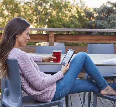Para tus lecturas veraniegas: el nuevo Kindle es más ligero y libre de reflejos