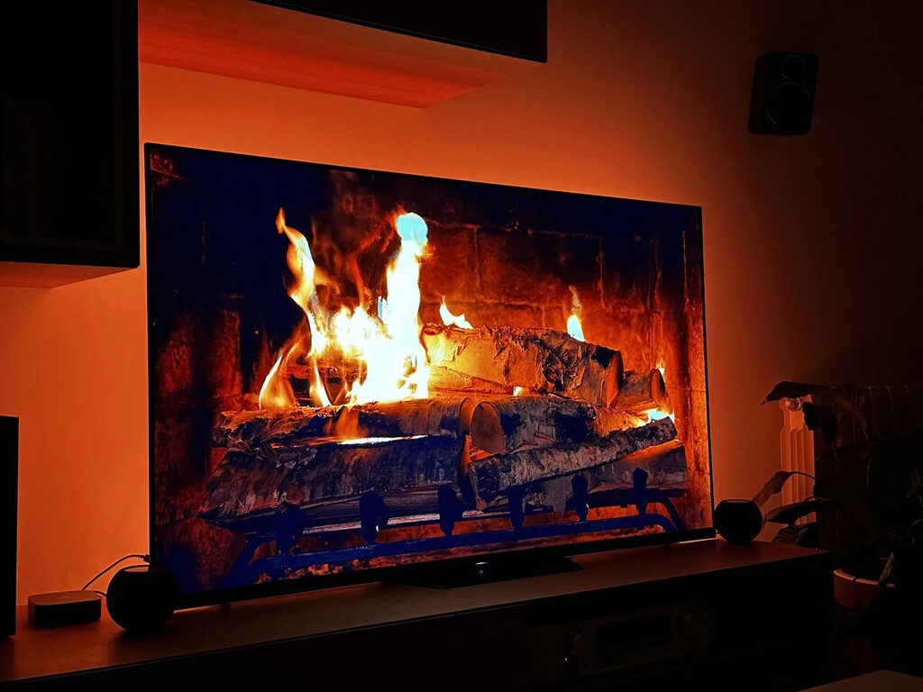 Los bomberos acuden a apagar el fuego en una casa. Al llegar la sorpresa es que sólo hay una tele encendida 