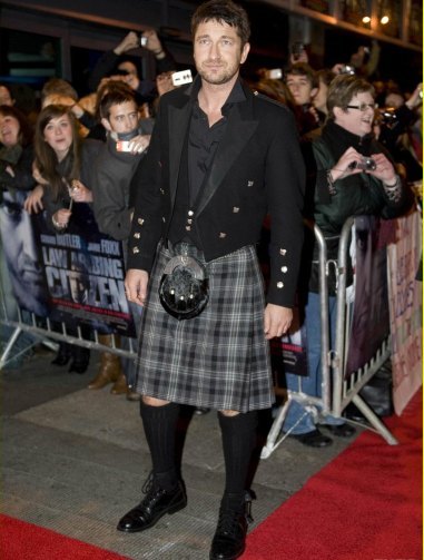 Gerard Butler ¡pero qué bien te queda la falda!