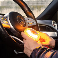 Será obligatorio llevar una luz V16 conectada de la DGT en el coche en menos de seis meses. Cuánto cuesta y todo lo que necesitas saber