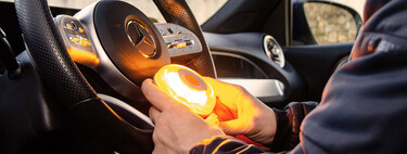 Será obligatorio llevar una luz V16 conectada de la DGT en el coche en menos de seis meses. Cuánto cuesta y todo lo que necesitas saber
