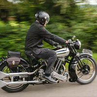 Esta moto de casi un siglo ha costado más que una casa, pero tiene un sólido motivo: es el Rolls-Royce de las dos ruedas