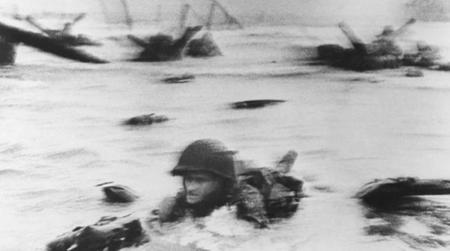 TIME celebra la proeza que realizó Robert Capa durante el desembarco en Normandía