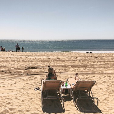 Alcampo lanza una nueva tumbona con parasol ideal para relajarse en la playa sin tener que ir cargados de la sombrilla