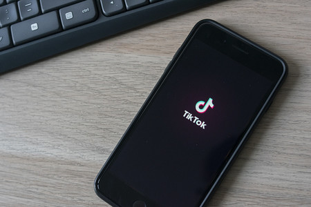TikTok sigue la estela de Instagram y ya permite añadir GIFs a los vídeos