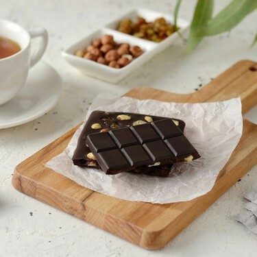 Por este chocolate con pistacho merece la pena saltarse la dieta y lo tenemos en El Corte Inglés