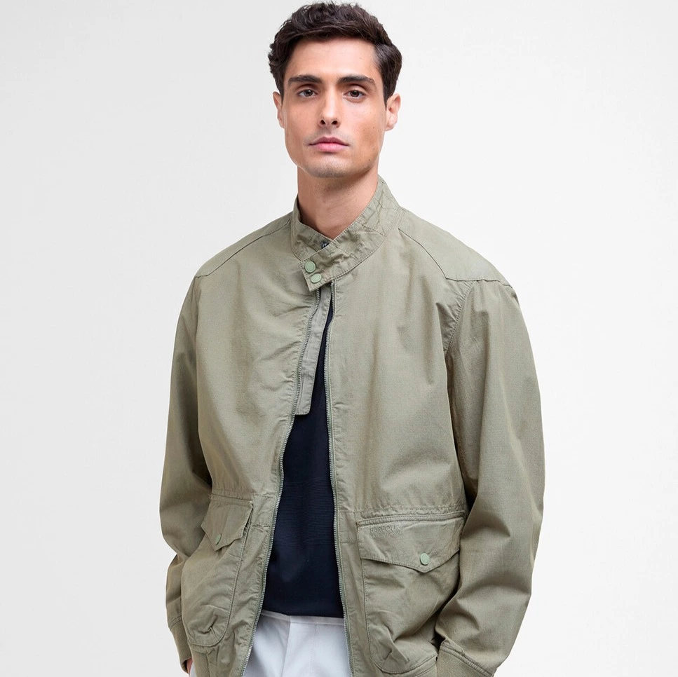 Barbour International
Chaqueta de hombre lisa con bolsillos y cierre cremallera

