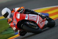 Michael Schumacher probó la Ducati Desmosedici GP7