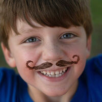 Reino Unido puso una verificación de edad para acceder a las redes sociales. Los menores se la saltaron pintándose bigote
