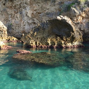 La piscina natural que los malagueños nunca comparten. Es gratuita y tiene vistas al mar, pero los turistas no lo saben