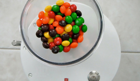 Imprescindible: la máquina que separa caramelos por colores