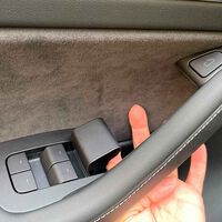 Cuatro personas fallecen atrapadas en un Tesla que se incendió: la apertura eléctrica de las puertas falló y no supieron como abrirlo