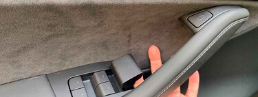 Cuatro personas fallecen atrapadas en un Tesla que se incendió: la apertura eléctrica de las puertas falló y no supieron como abrirlo