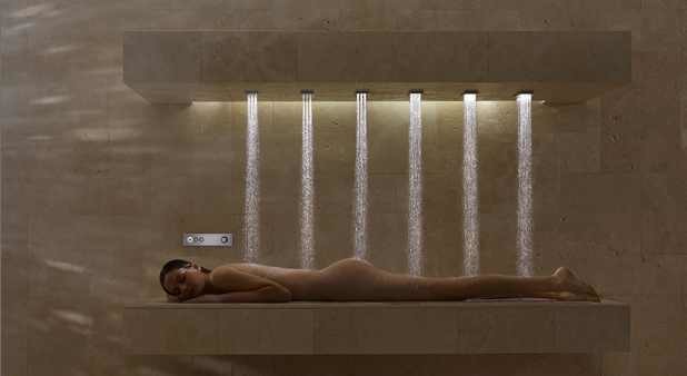 Reconozcámoslo, estamos muertos de envidia viendo esta foto de la ducha horizontal de Dornbracht