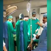 Dos médicos pelean durante una cesárea de emergencia y el bebé muere poco después