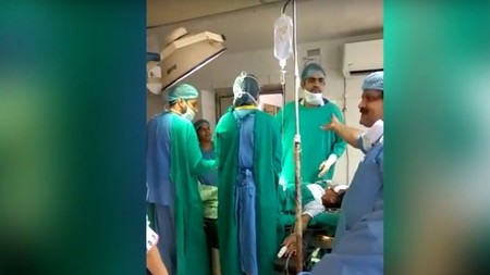 Dos médicos pelean durante una cesárea de emergencia y el bebé muere poco después
