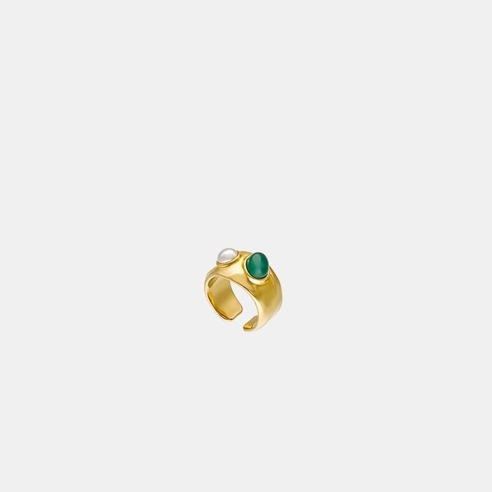 
Majorica
Earcuff en acero dorado con perla media bola blanca y agata verde