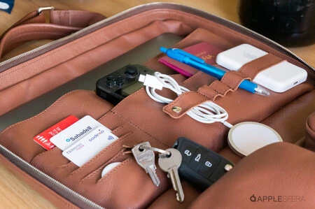 こちら側の左下のポケットはAirTagを隠すのに最適です。