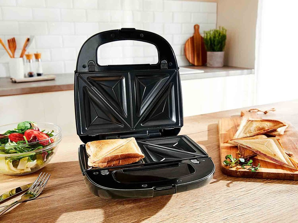 Di adiós a los restos de comida en la sandwichera. Este truco te permite eliminarlos sin esfuerzo 