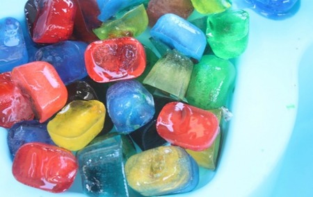 Actividades para niños: pintar con hielo de colores