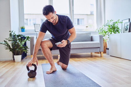 Un entrenamiento rápido en casa para poner tus hombros, pecho y tríceps a punto en 30 minutos