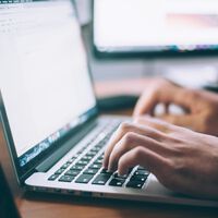 "Ira, frustración y odio". 35 años después de inventar la web, su creador revela por qué está disgustado con la evolución de su creación