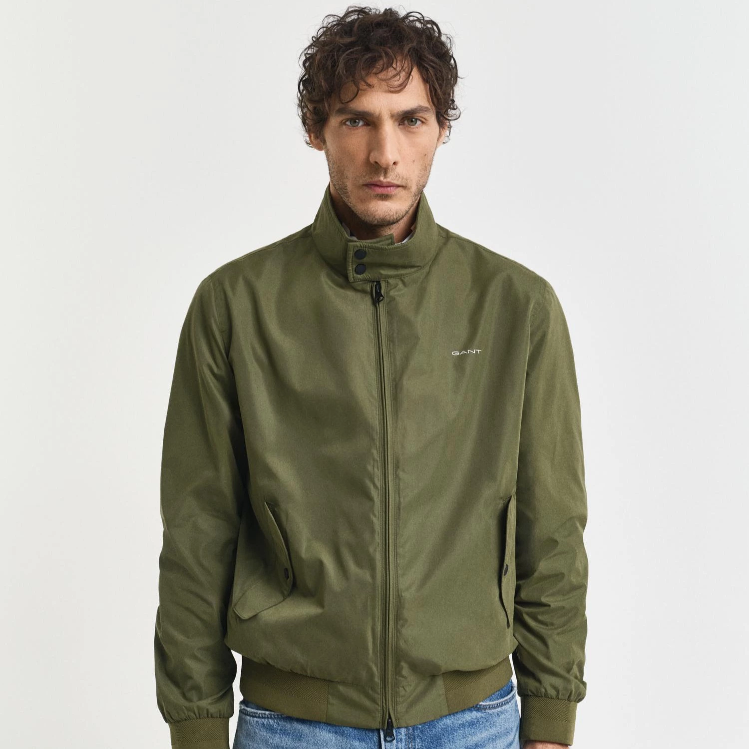 Cazadora de hombre de cuello alto y bolsillos de solapa

