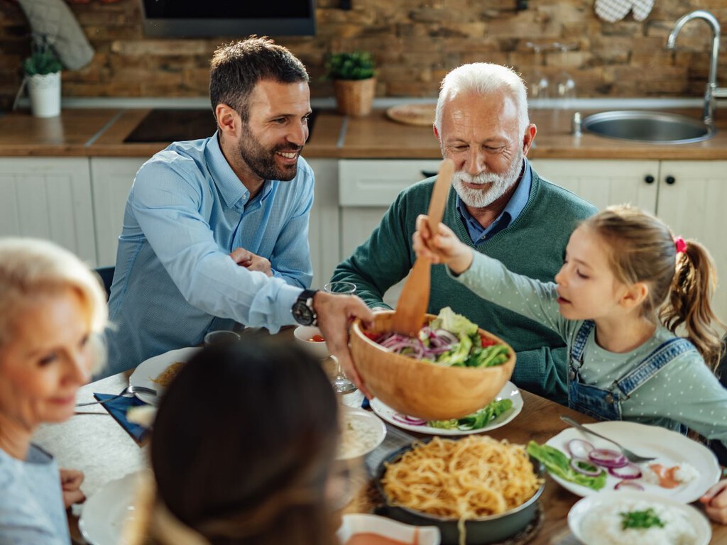 No pasa nada por comer solo, pero hacerlo en compañía es más sano: “Estar cerca de alguien a quien quieres reduce el azúcar en sangre”
