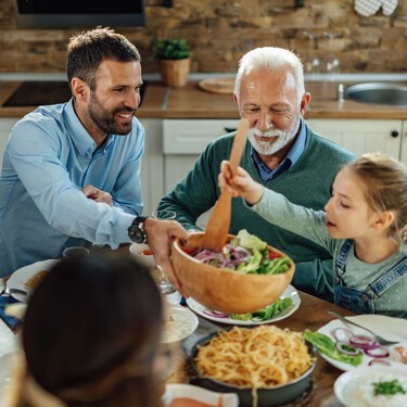 No pasa nada por comer solo, pero hacerlo en compañía es más sano: “Estar cerca de alguien a quien quieres reduce el azúcar en sangre” 