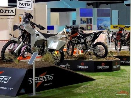 Tacita exhibe en Milán sus motos eléctricas de enduro con cinco velocidades