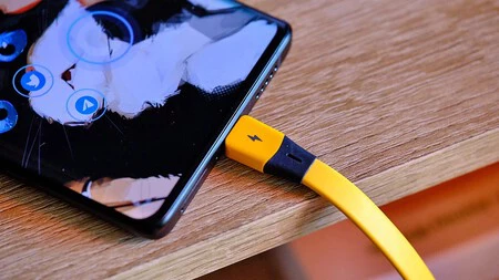 携帯電話を充電する