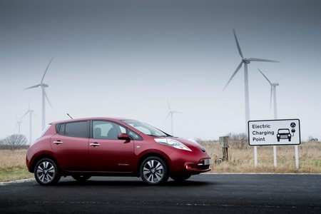 ¿Regala Nissan realmente la base mural de recarga con la compra del Nissan LEAF?