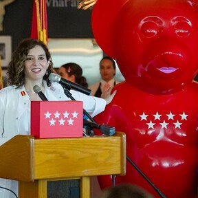En 2022, Ayuso presentó en Miami una osa de dos metros que iba a coronar una rotonda. Cuatro años después, la estatua languidece en un restaurante 