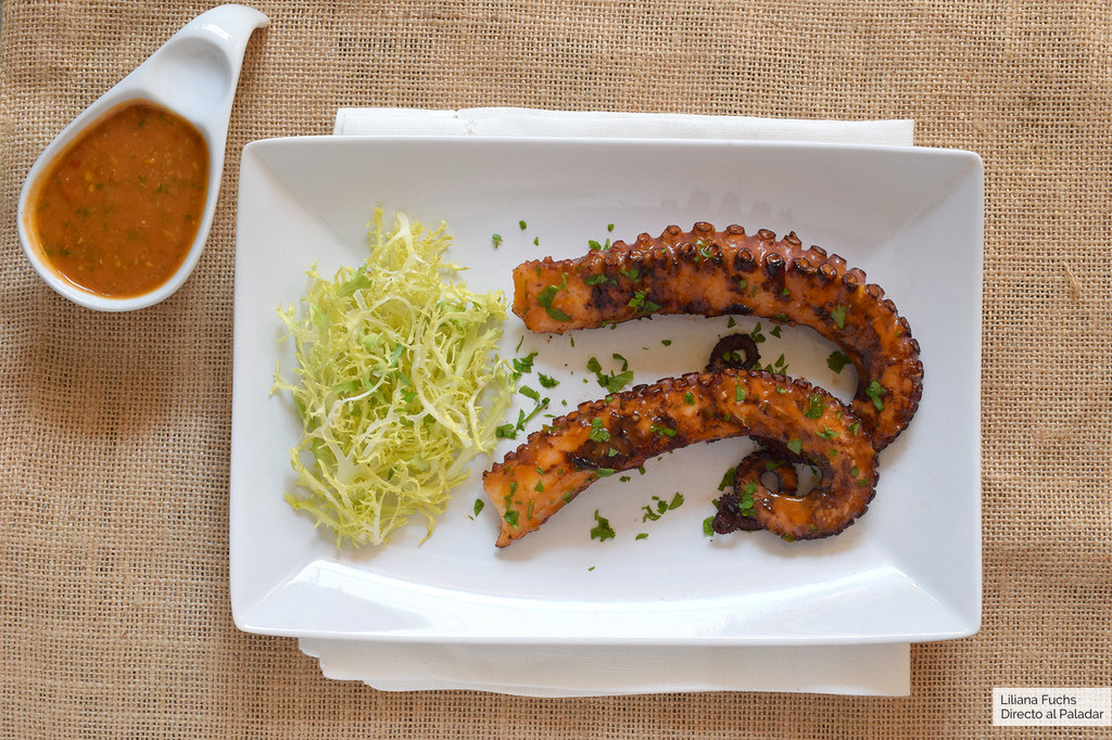 Pulpo a la parrilla con salsa picante: receta rápida para una explosión de sabores y texturas