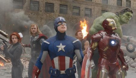 Los niños salen de Los Vengadores (The Avengers) diciendo: y tú, ¿a quién te pides?