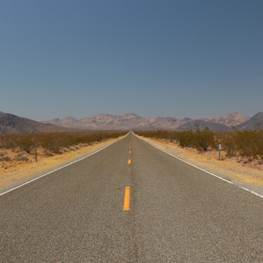 La carretera recta más larga del mundo: 240 kilómetros de desierto de arena que se vuelven casi imposibles al volante