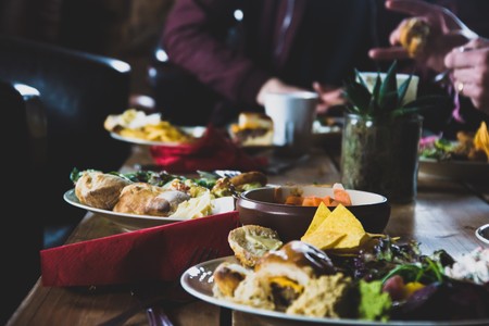 Empacho post-Navidad: así puedes resetear tu cuerpo si has comido de más estos días