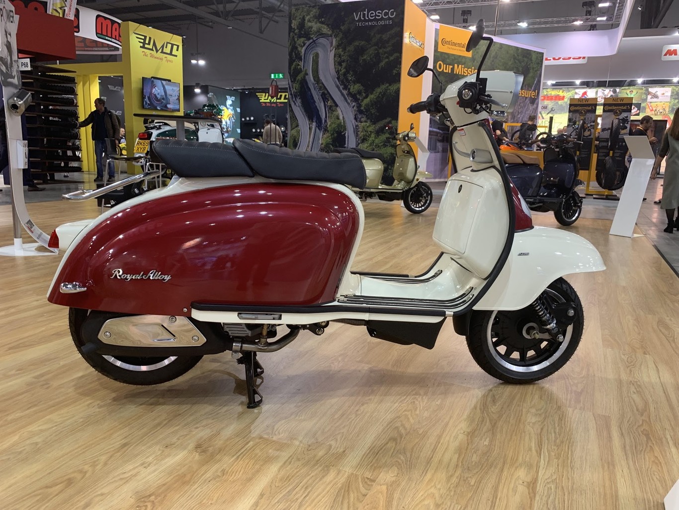 Royal Alloy GP 125 S y TG 300 S 2020 dos scooters de corte clásico tipo Vespa Royal Alloy GP 125 S y TG 300 S 2020 dos scooters de corte clásico tipo Vespa