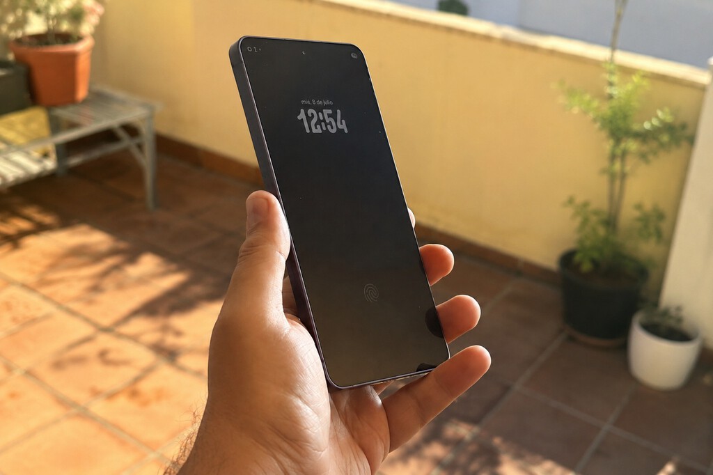 Hay un motivo por el que la pantalla siempre activa del móvil se comporta distinto en los días más calurosos