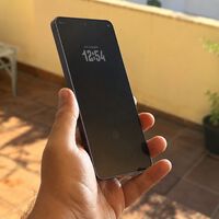 Hay un motivo por el que la pantalla siempre activa del móvil se comporta distinto en los días más calurosos 