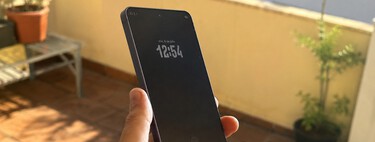 Hay un motivo por el que la pantalla siempre activa del móvil se comporta distinto en los días más calurosos 
