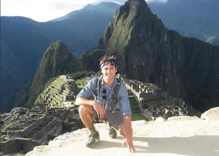 Zac Efron se marca un Lina Morgan en el Machu Picchu
