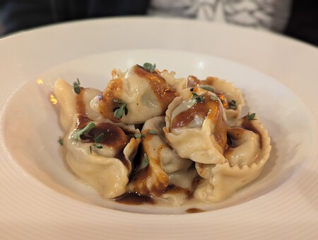 Agnolotti con relleno de pollo alla cacciatora de Garbo (Santander)