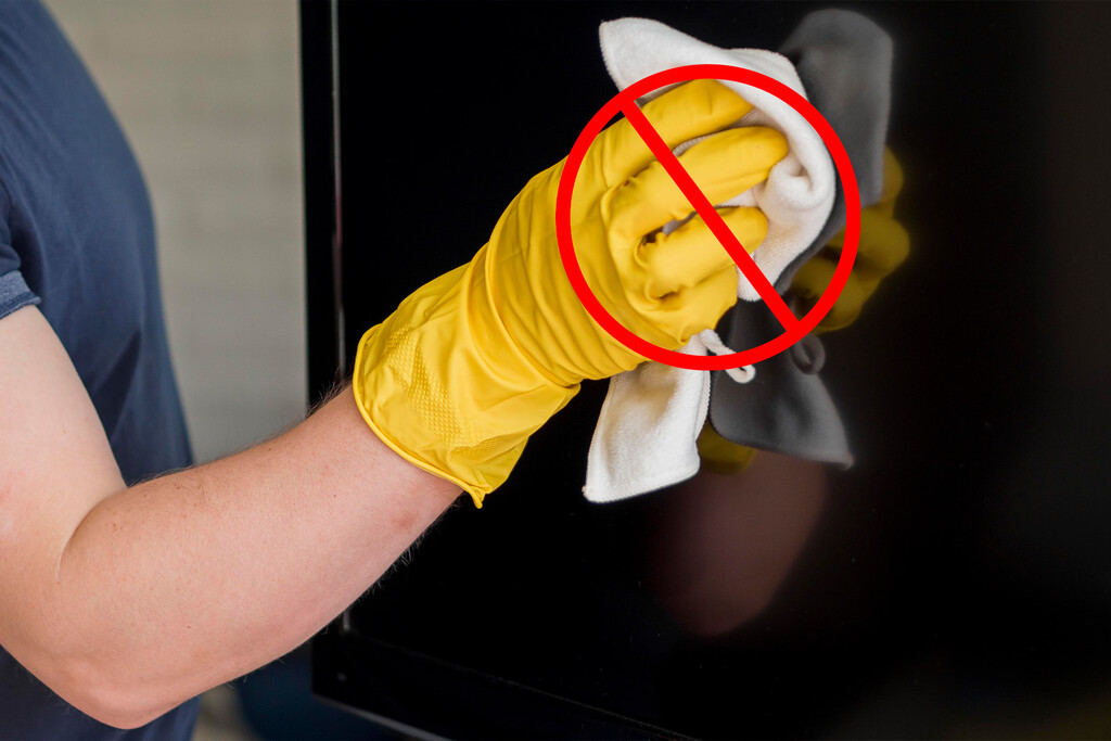 Mi mamá limpiaba la tele con cloro y yo cometía el mismo error: así la limpio ahora sin dañarla 